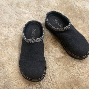 Womens 9 Charcoal Simple Clogs